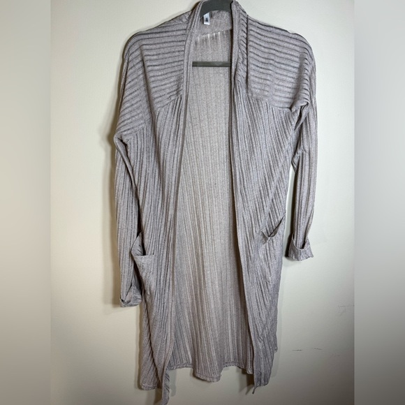 Glam cardigan light weight
- throw on with jeans front pockets size medium - Picture 3 of 8